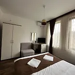 бялата къща 3*